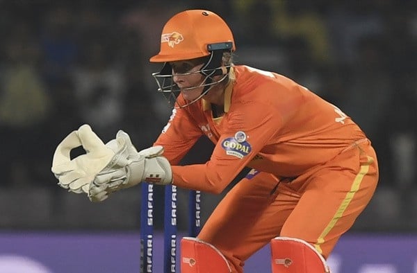 Beth Mooney (GG-W) - 10 Dismissals