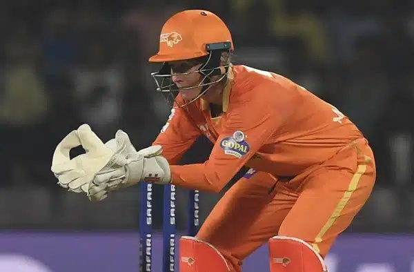 Beth Mooney (GG-W) - 10 Dismissals