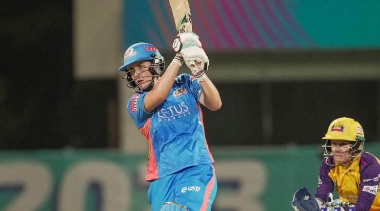 Nat Sciver-Brunt (₹3.20 Cr) 
